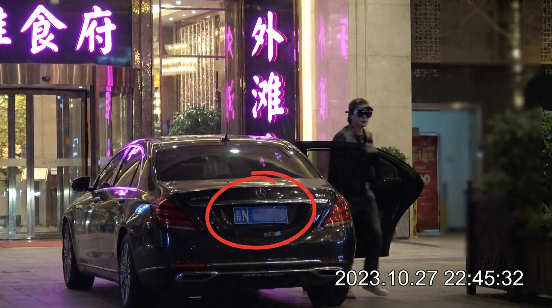 bwin体育app - 豪车餐厅外被拍